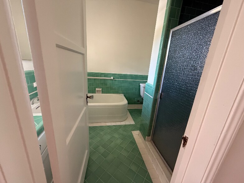 Building Photo - 1062 Masselin Ave