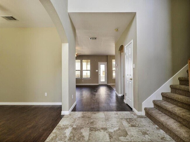 Building Photo - 1412 Briar Hill Dr