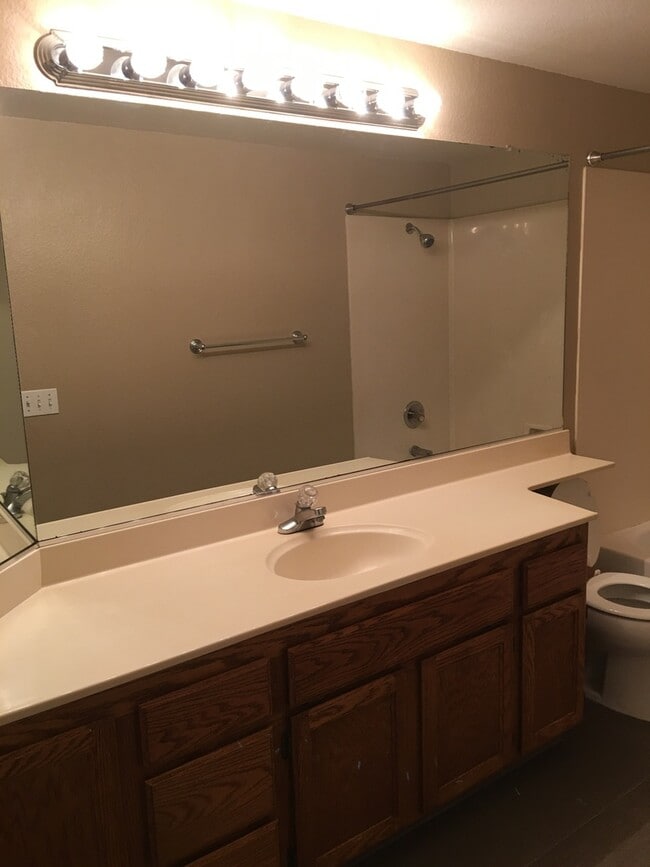 Building Photo - 4x2 Single Story in Great Location!