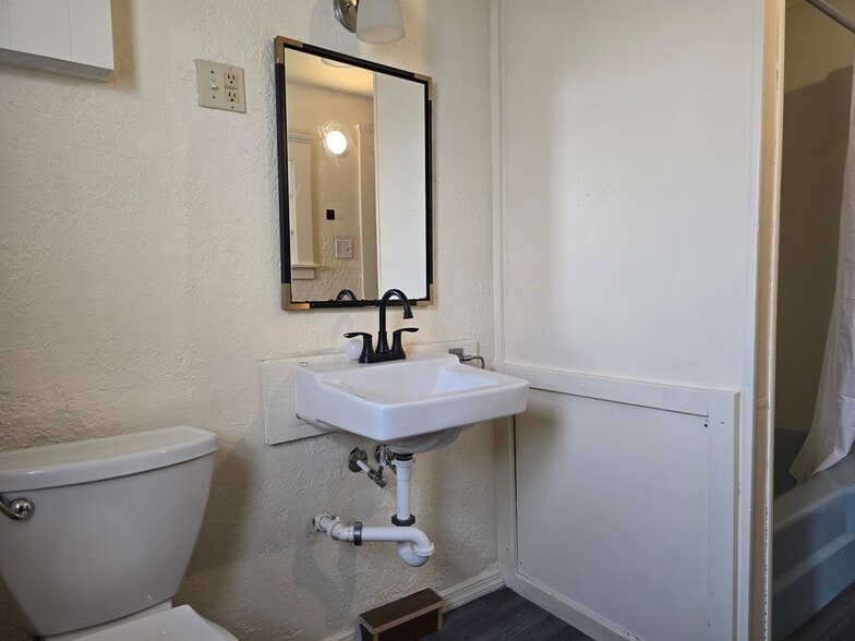 Building Photo - 1134 S Linden Ave