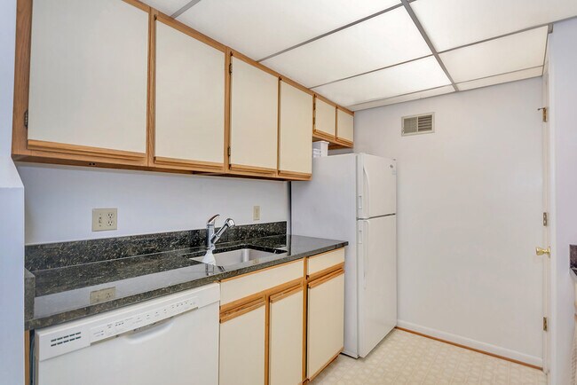 Building Photo - 112 Turtle Creek #12