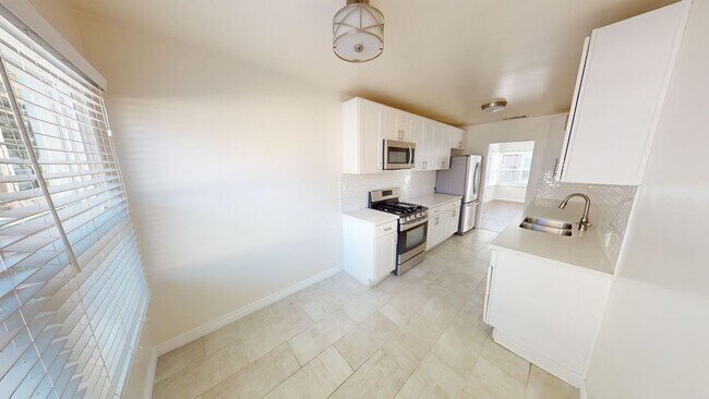 Building Photo - 1205 W Victory Blvd