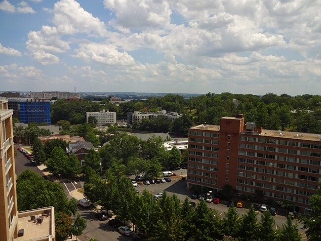 Building Photo - Courthouse Condo just steps away from Metro