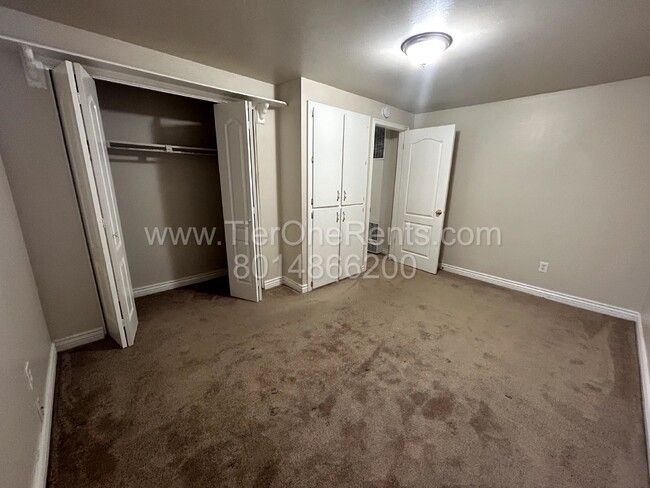 Building Photo - No Security Deposit Option for qualified r...