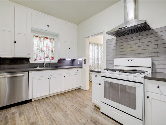 Building Photo - Cozy & Stylish 2-Bedroom Home with Spacious Backyard!