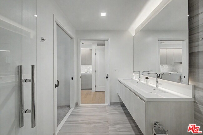 Building Photo - 1050 S Grand Ave