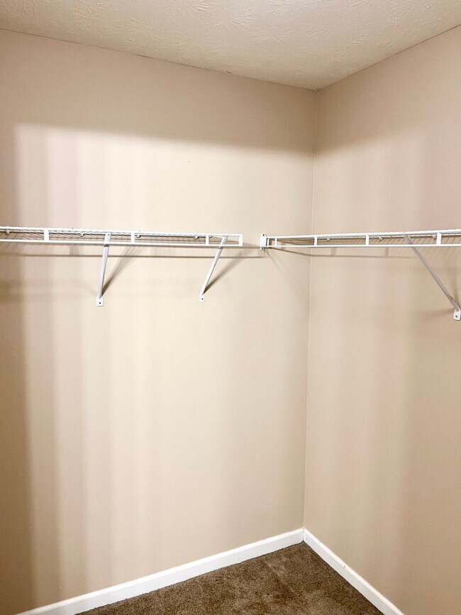 Building Photo - 3 Bed 2 Bath Ranch Style House with Fenced Backyard