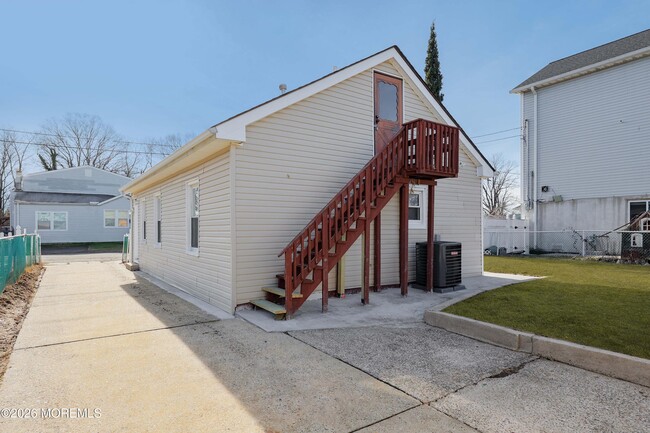 Building Photo - 127 7th St