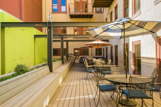 Building Photo - Eccentric 2 Bedroom 2.5 Bathroom Condo In ...