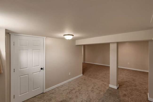 Building Photo - 2 Bedroom 1 Bath Home in North Spokane