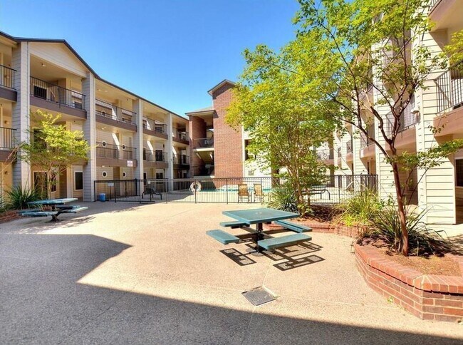 Building Photo - Centennial West Campus - Prime Time - 3BD/ 2BA - 1200 Sq ft - 1 Block to UT Campus - 2 Covered Pa...