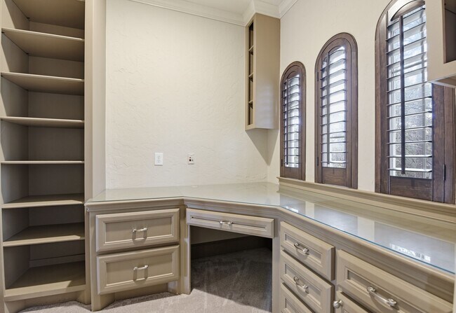 Building Photo - 30 N Palmiera Cir