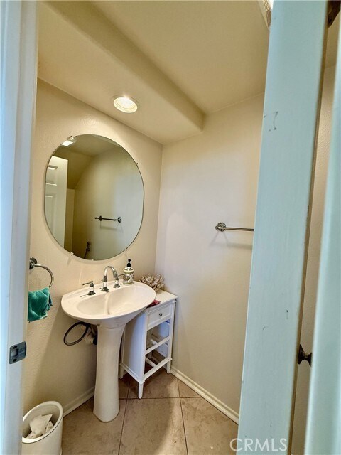 Building Photo - 11 Liliano