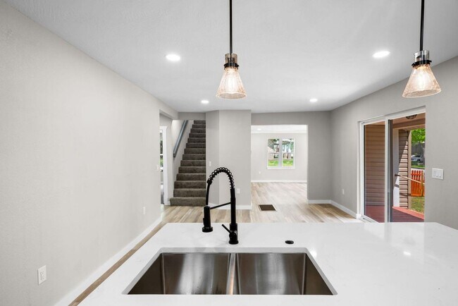 Building Photo - Beautiful remodeled home in Bolivar with fenced in yard -3 bedrooms, 2.5 baths and a detached 1 c...