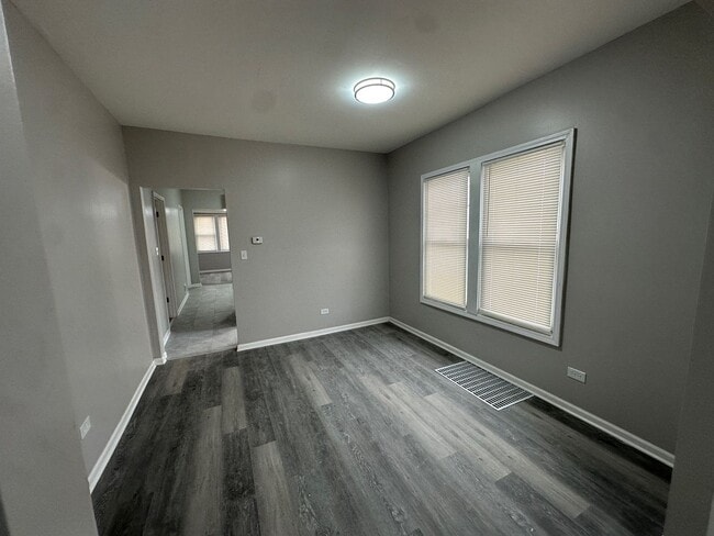 Building Photo - Welcome Home! ***Mobility Area***