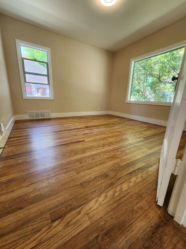 Building Photo - Completely remodeled 5 bed 2 bath home