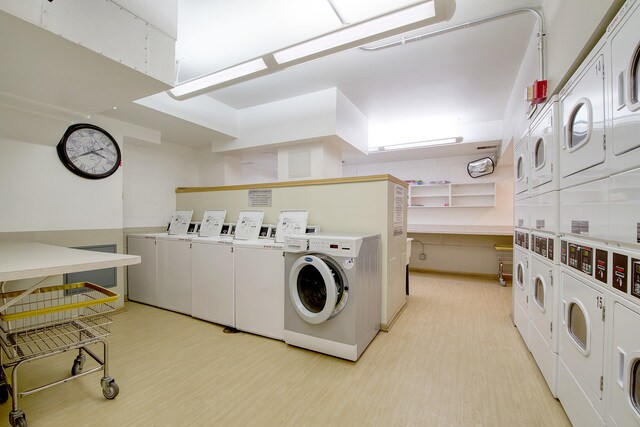 Building Photo - 230 E Ontario St