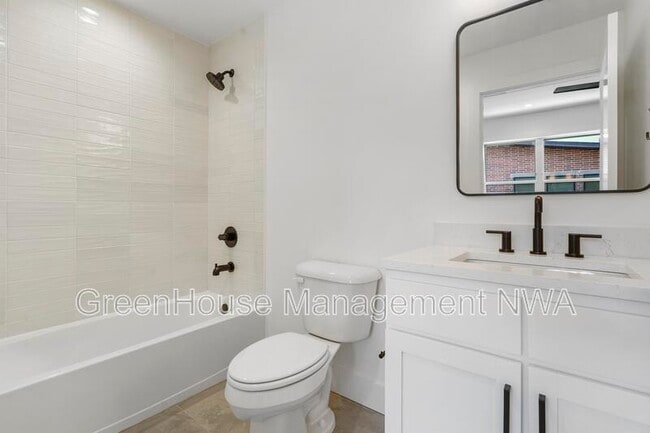 Building Photo - 627 SW C St