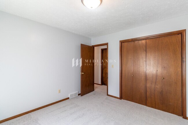 Building Photo - Updated Split Level