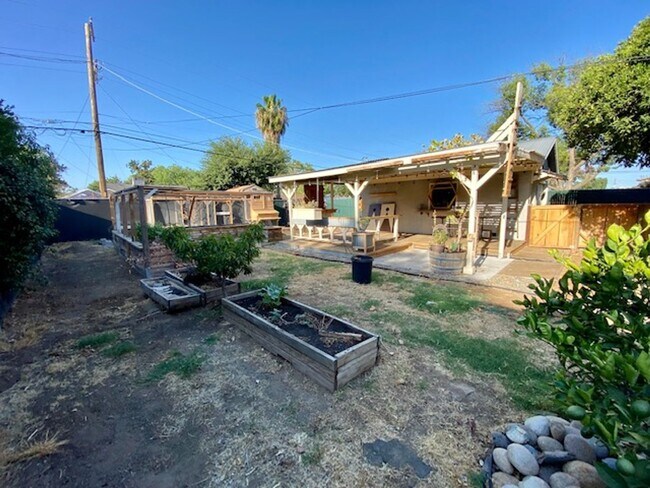Building Photo - $2,050 Charming 2 Bedroom Home with beauti...