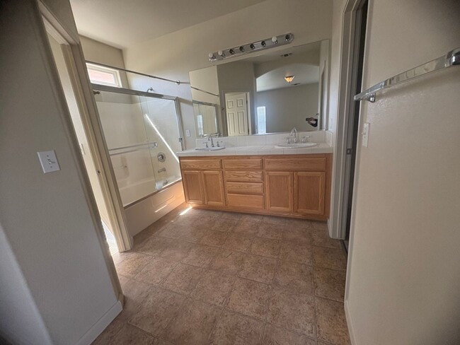 Building Photo - Nice 3-Bedroom House