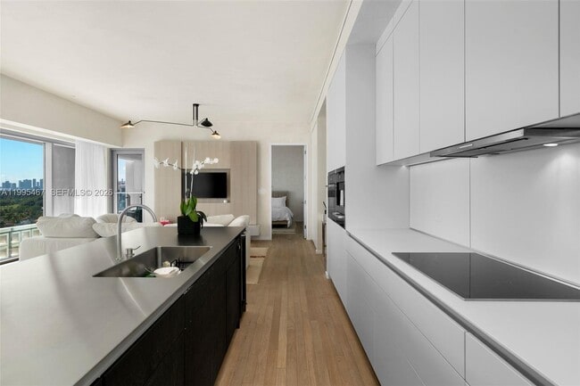 Building Photo - 2901 Collins Ave