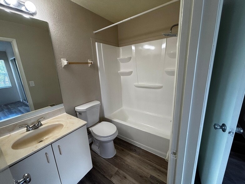 bath 1 - 2560 Woodgate Blvd