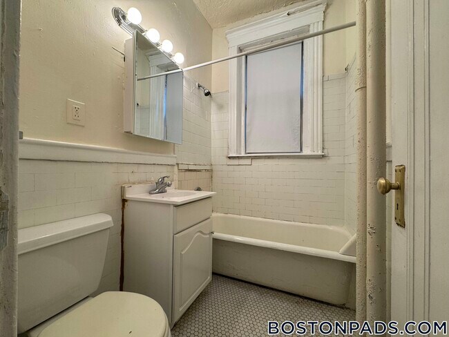 Building Photo - 1209 Boylston St