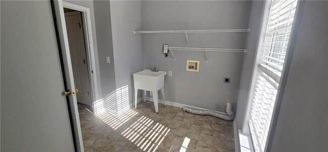 Building Photo - 350 Gaines Oak Way