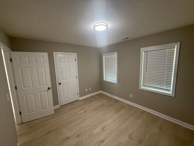 Building Photo - Two bedroom, 1 bath apartment in Burlington