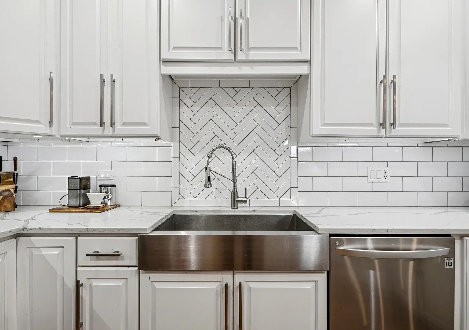 Building Photo - 453 N May St