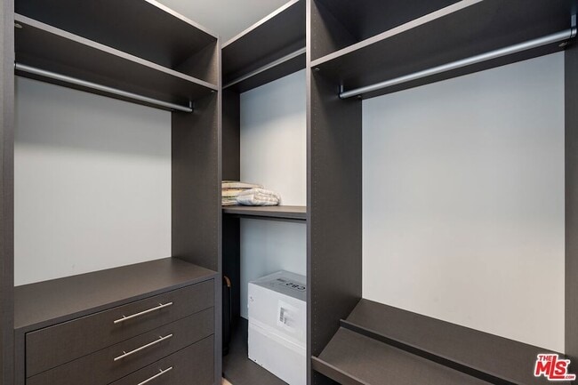 Building Photo - 505 S Barrington Ave