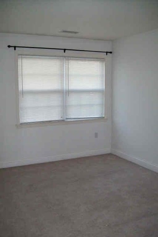 Building Photo - Beautiful 3 Bedroom Townhouse