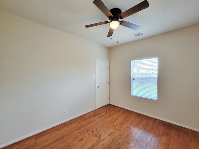 Building Photo - Well-Maintained Home with Spacious Layout ...
