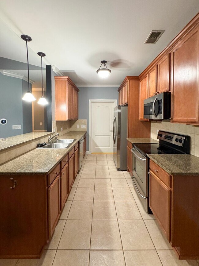 Building Photo - Beautiful 3 Bed 2 Bath Condo with Community Amenities