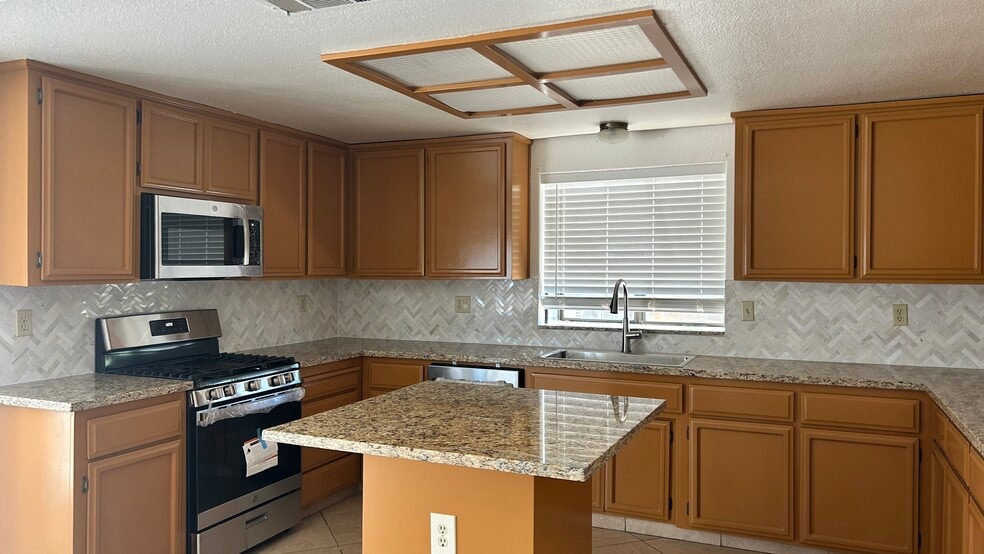 Building Photo - 1691 Yorktown Ct