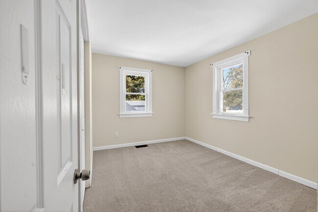 Building Photo - Move-In Ready 2BR home – fully renovated, updated roof & HVAC, *OPEN HOUSE 4/4/26 1PM-2PM *