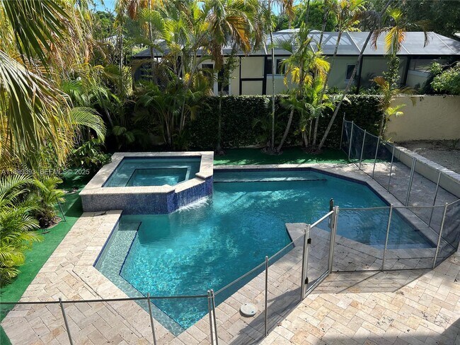 Building Photo - 573 Satinwood Dr