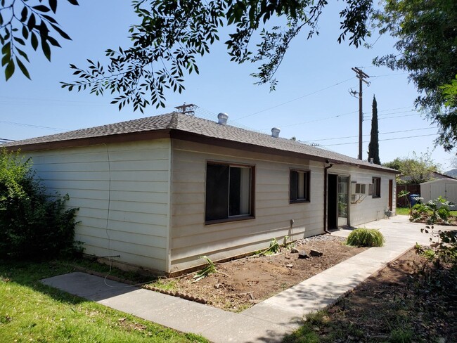 Building Photo - Spacious Santee single-story home on a siz...