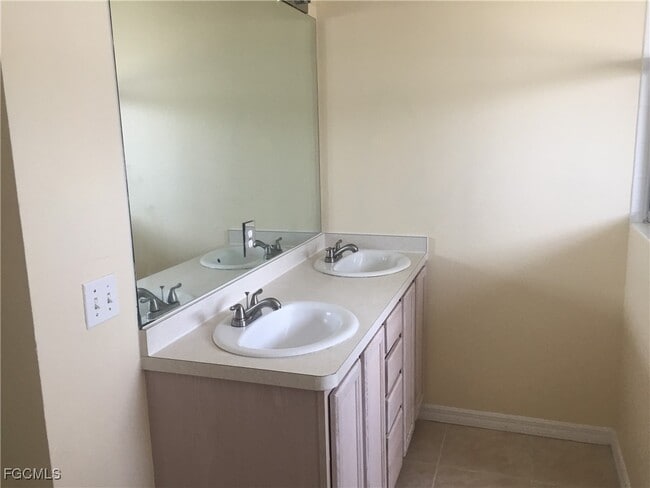 Building Photo - 2020 NW Juanita Pl