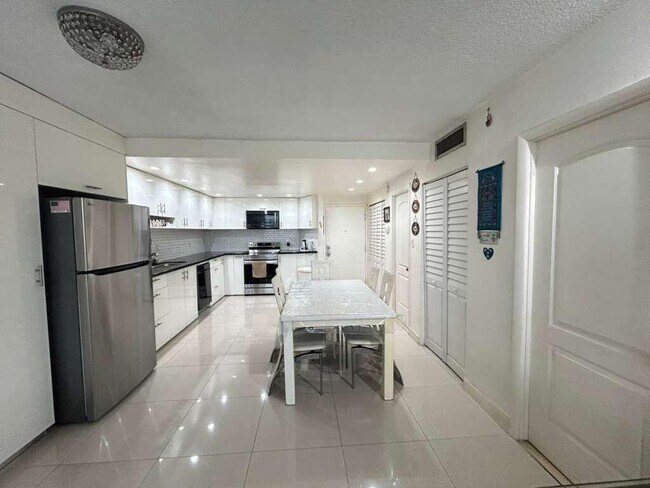 Building Photo - 1351 NE Miami Gardens Dr