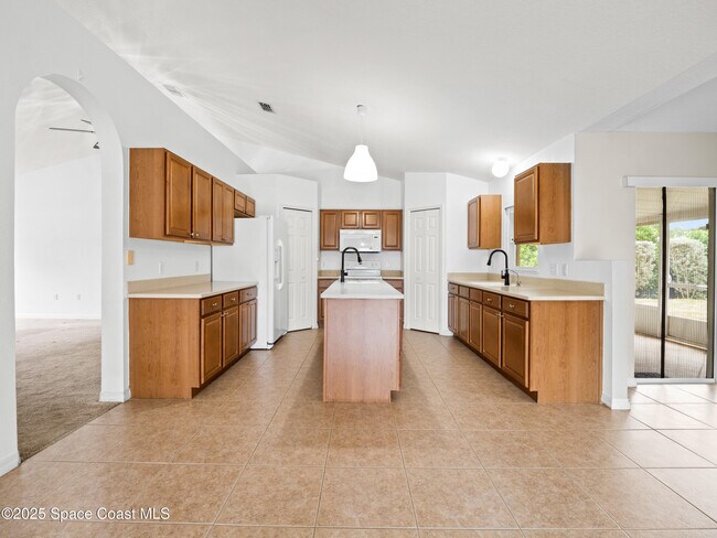 Building Photo - 380 Courtney St