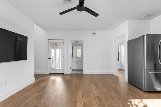 Building Photo - 1128 Chicon St