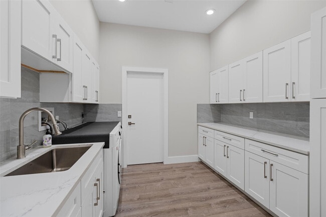 Building Photo - 9010 Gardens Glen Cir