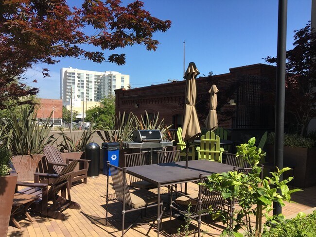 Building Photo - Advent - Gorgeous & Bright Contemporary Style Condo W/ Parking & Laundry!