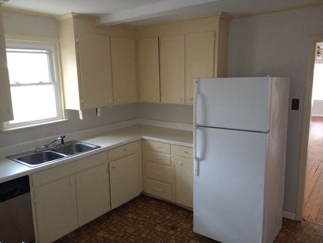 Building Photo - 3 Bedroom  2 Bath Home - Convenient Location