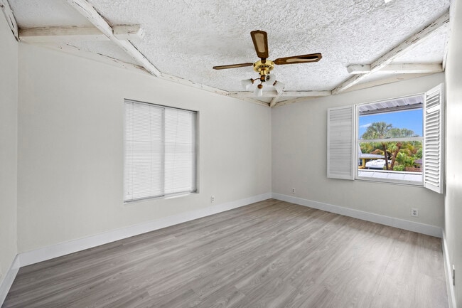 Building Photo - 1828 N Palmway