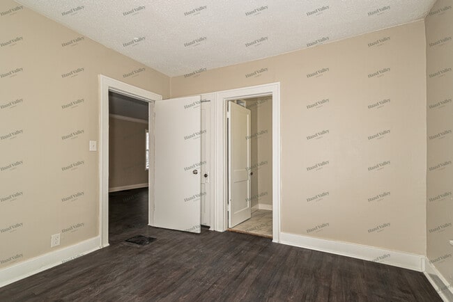 Building Photo - 2528 Leslie Ave