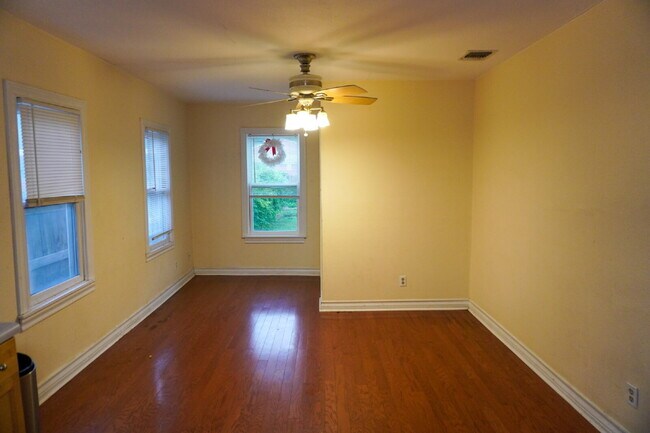 Building Photo - 3br / 2ba house in Woodlawn terrace, close...