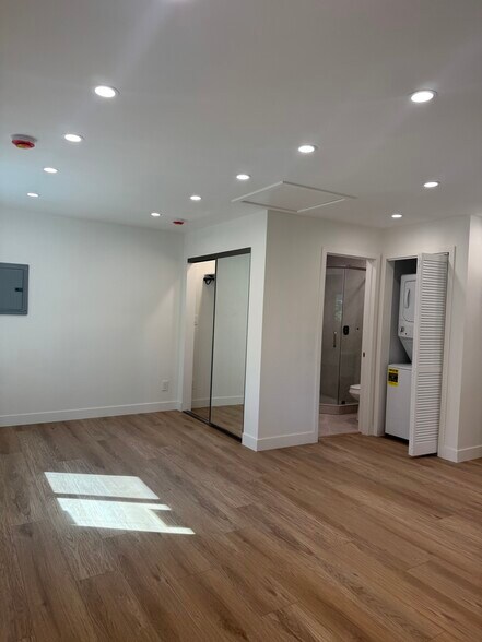 Building Photo - 9809 Creemore Dr